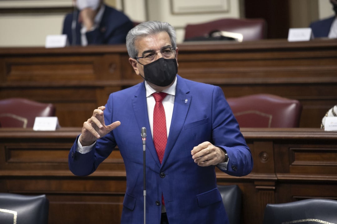 Román Rodríguez, vicepresidente y consejero de Hacienda del Gobierno de Canarias, durante una intervención en el Parlamento de Canarias