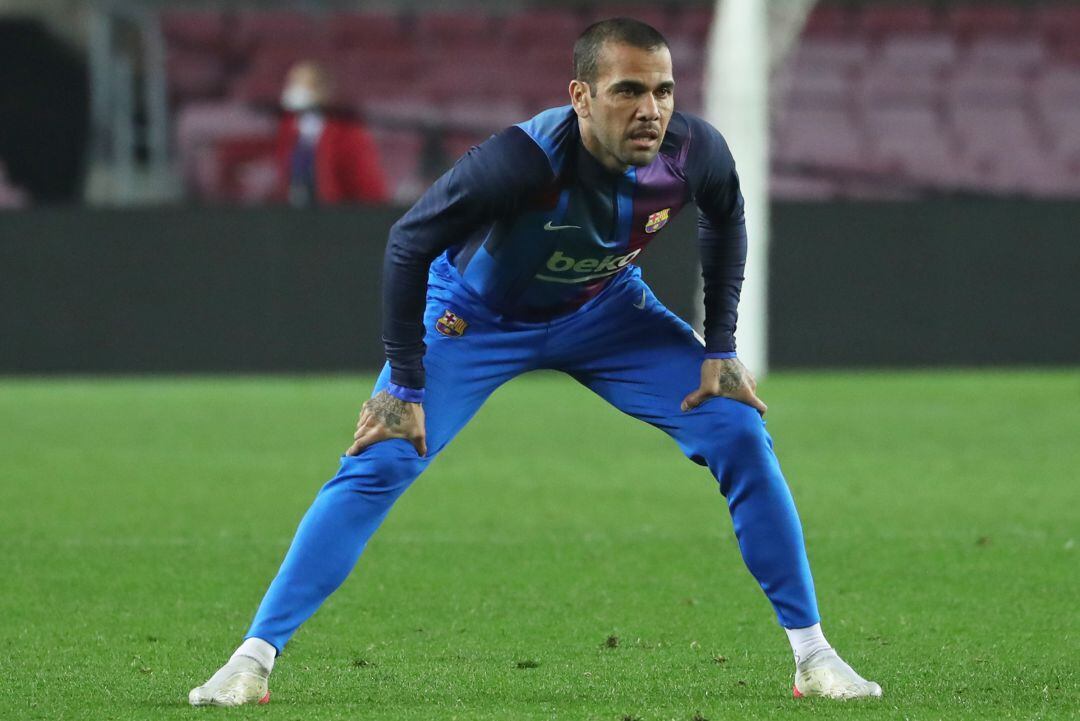 Dani Alves calentó al final del choque frente al Elche