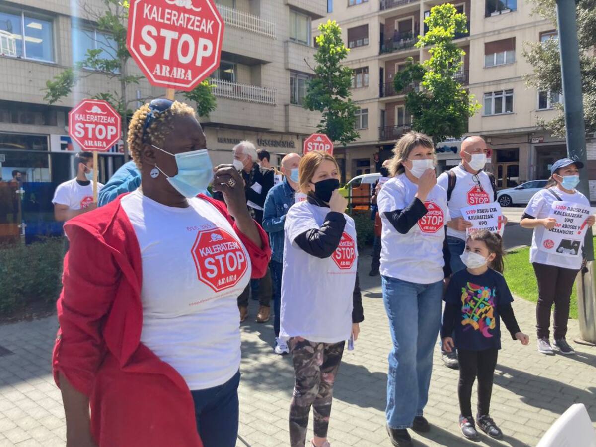 Stop Desahucios Araba denuncia el desalojo de una mujer y sus hijos de una vivienda de Vitalquiler