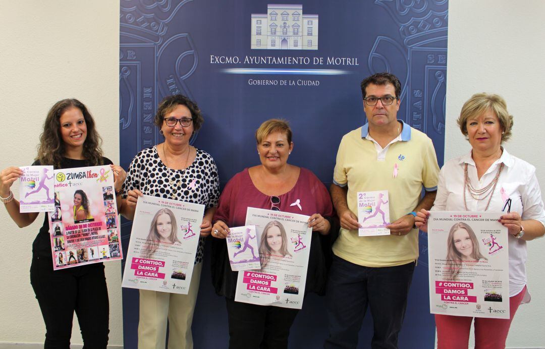 La concejala de Igualda, Susana Feixas, presenta los actos del Día Mundial contra el Cáncer de Mama junto a mienbros de la AECC de Motril y del Centro deportivo &quot;TIME&quot;