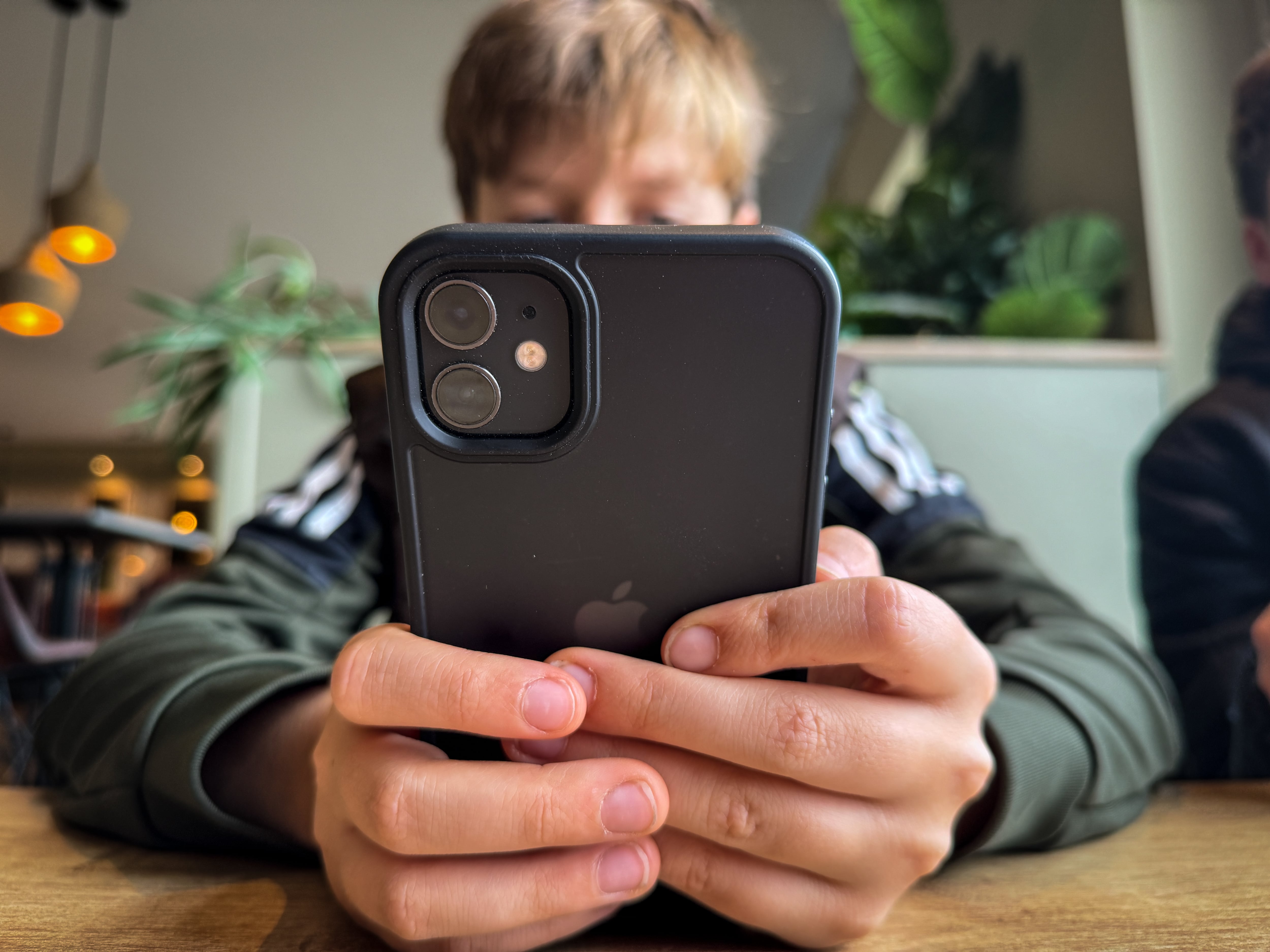 Un niño de 12 años con un móvil