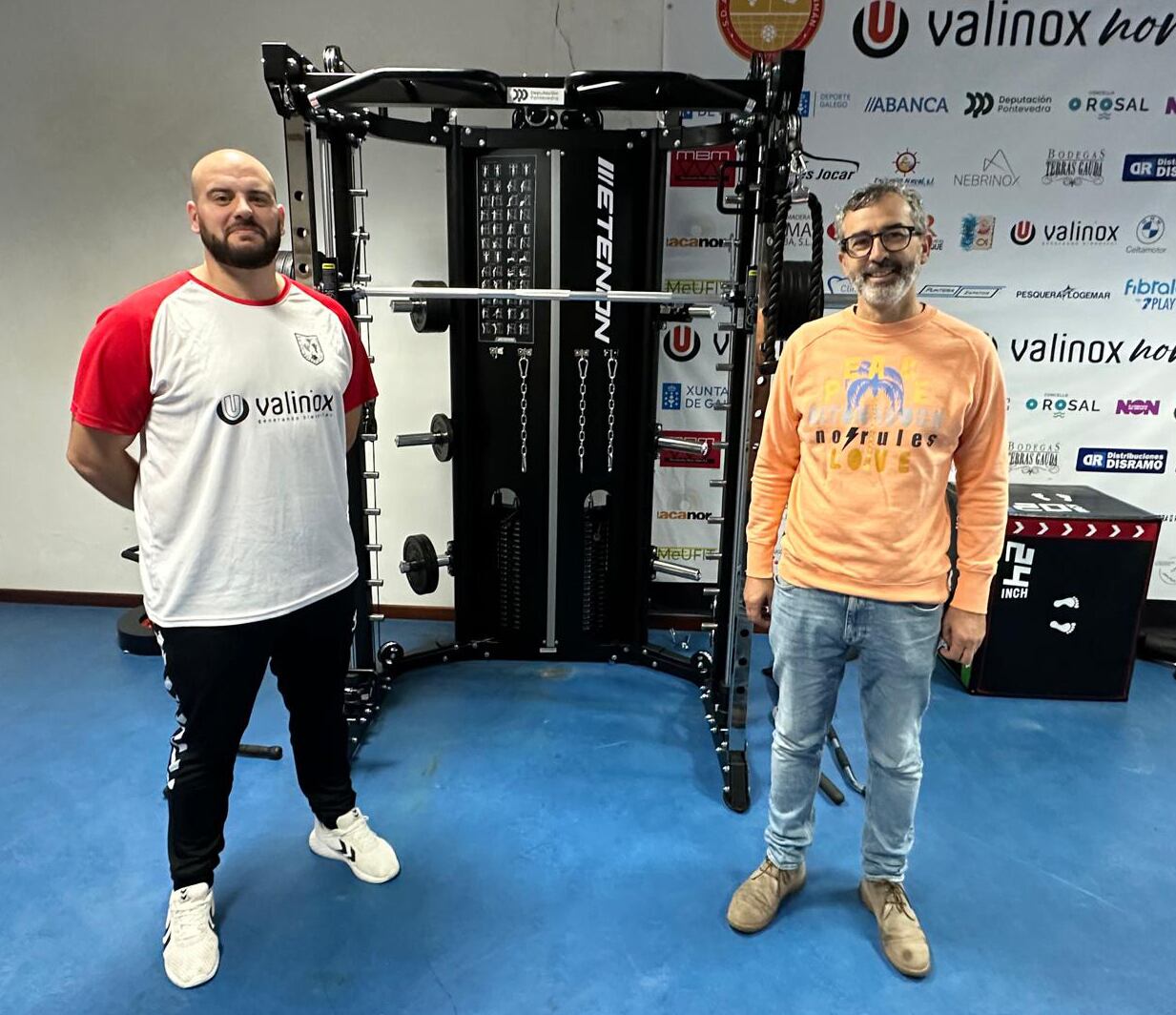 Iago Flores, capitán del Valinox Novás, y José Carlos Crespo, concejal de Deportes de O Rosal