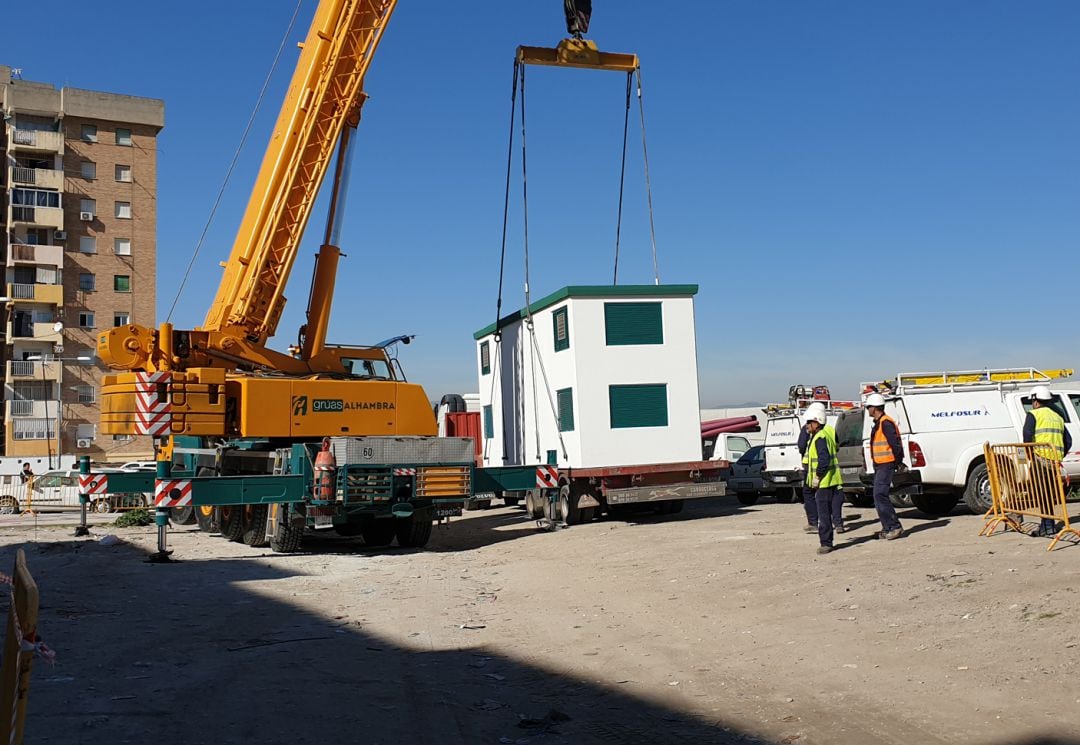 Una grúa traslada a su ubicación definitiva un nuevo transformador que coloca Endesa en un barrio del distrito Norte de la ciudad de Granada