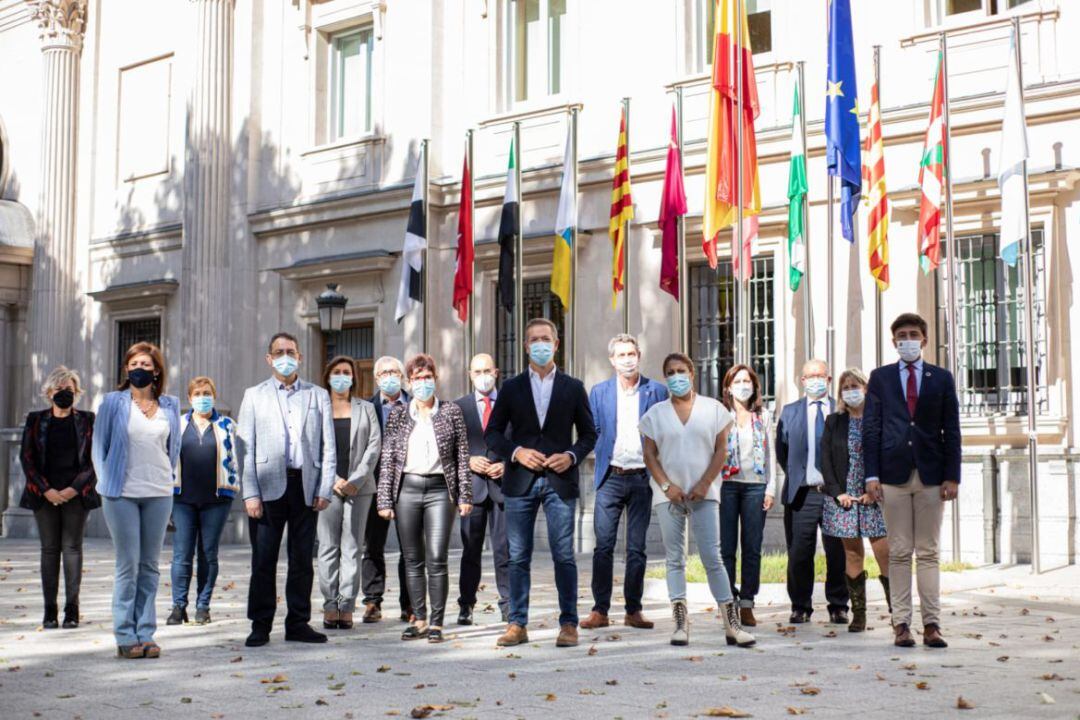 Los senadores del PSOECyL muestran su apoyo a la moción de censura de Luis Tudanca