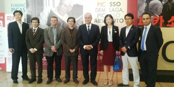 La expedición malagueña reunida en Seúl con algunas autoridades del país