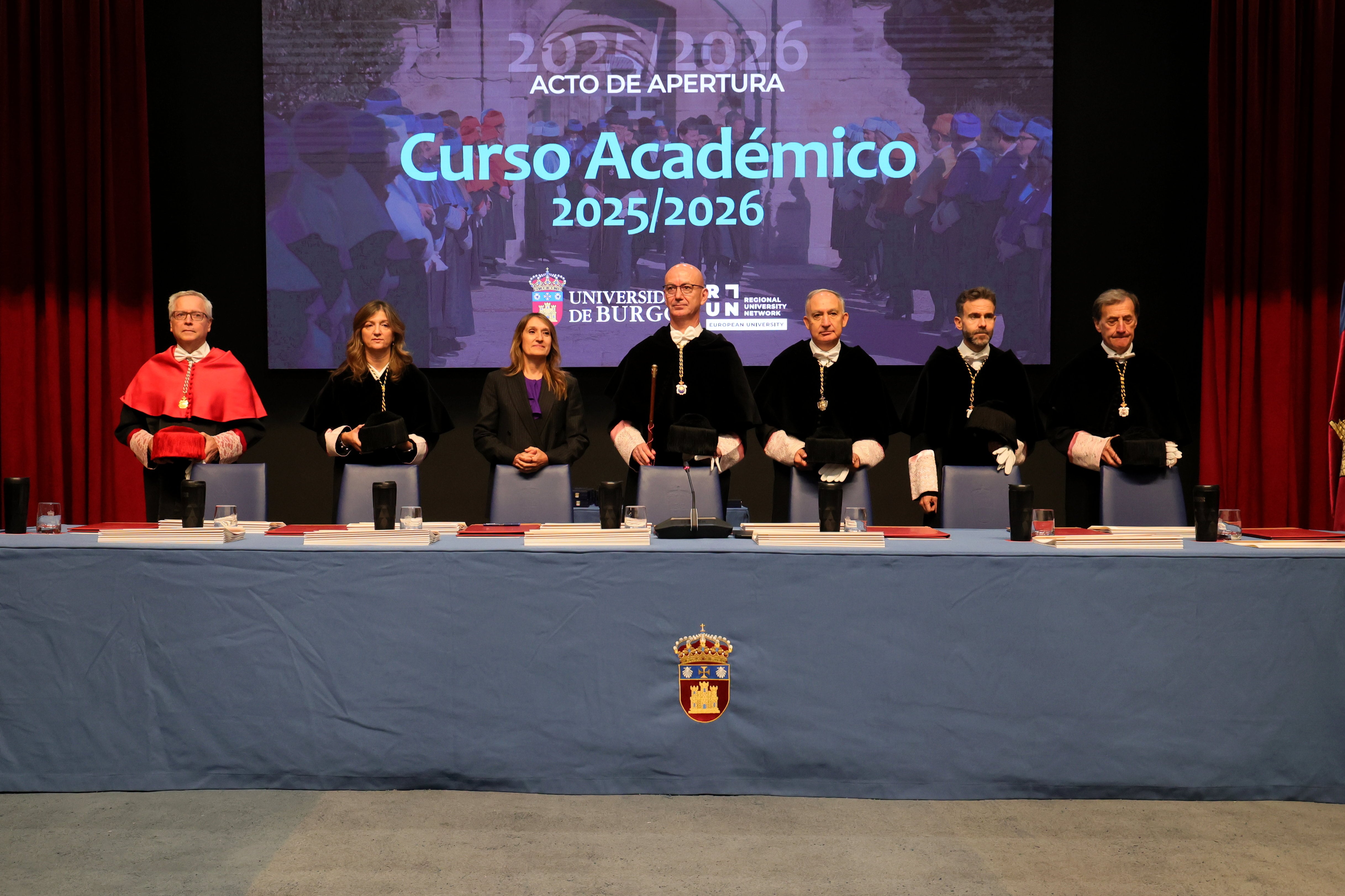 El Aula Magna de la Universidad de Burgos ha acogido el acto oficial de apertura del nuevo curso, presidido por el rector, José Miguel Garacía, en el centro