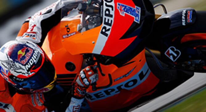 El piloto austrliano de Repsol Honda, Casey Stoner, toma una curva durante la sesión de clasificación del Gran Premio de Holanda que se disputa en el circuito de Assen, el 29 de junio del 2012.