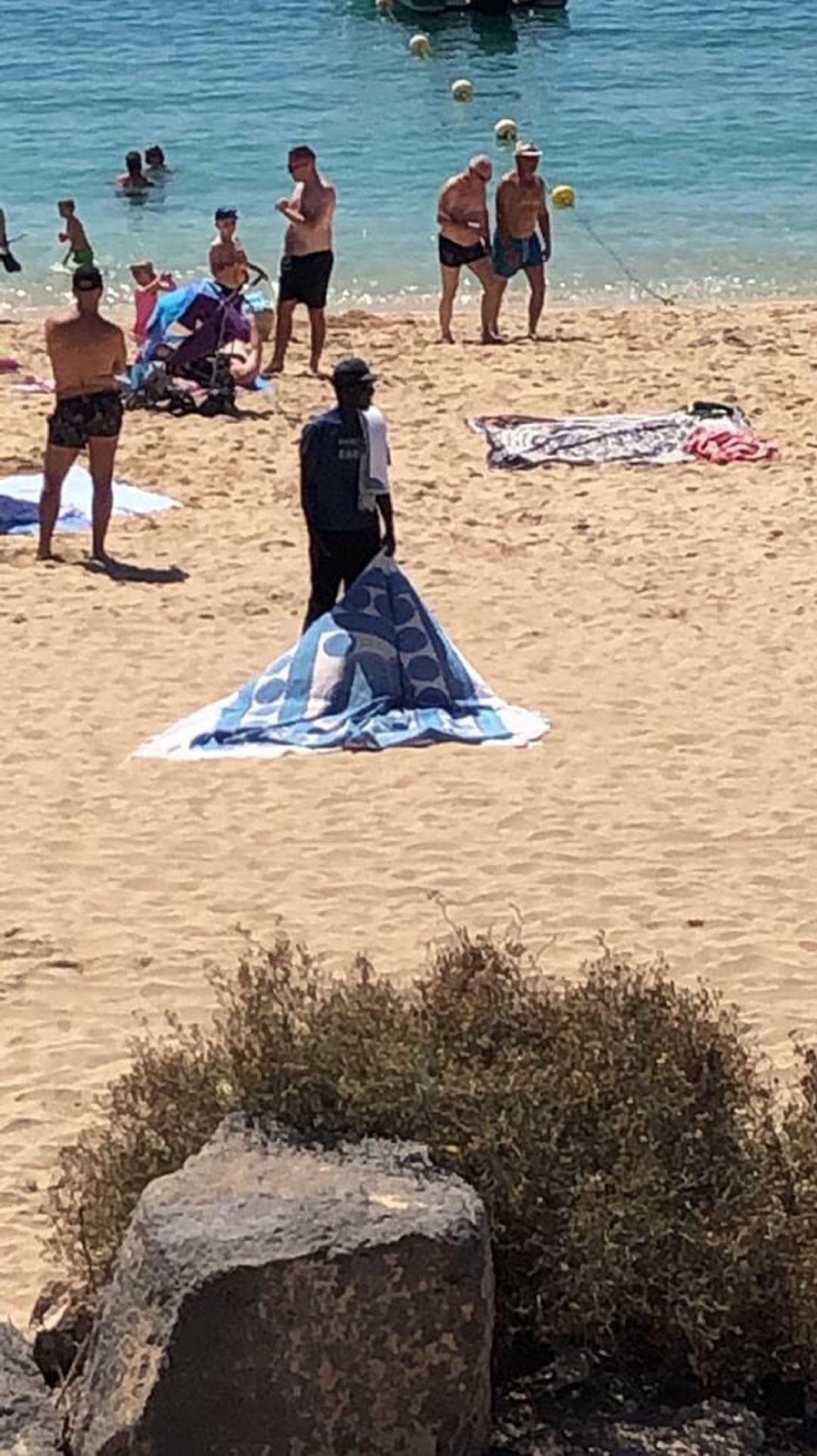 Uno de los &quot;manteros&quot; en Playa Dorada.