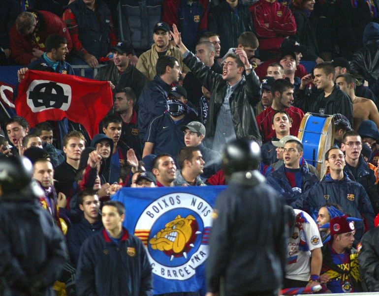 24/11/02 BARCELONA REAL MADRID     SEGUIDORES AFICIONADOS CON PANCARTAS CON SIMBOLOS FASCISTAS. BOIXOS NOIS PUBLICADA 25/11/02 NA MA01 PORTADA 1COL