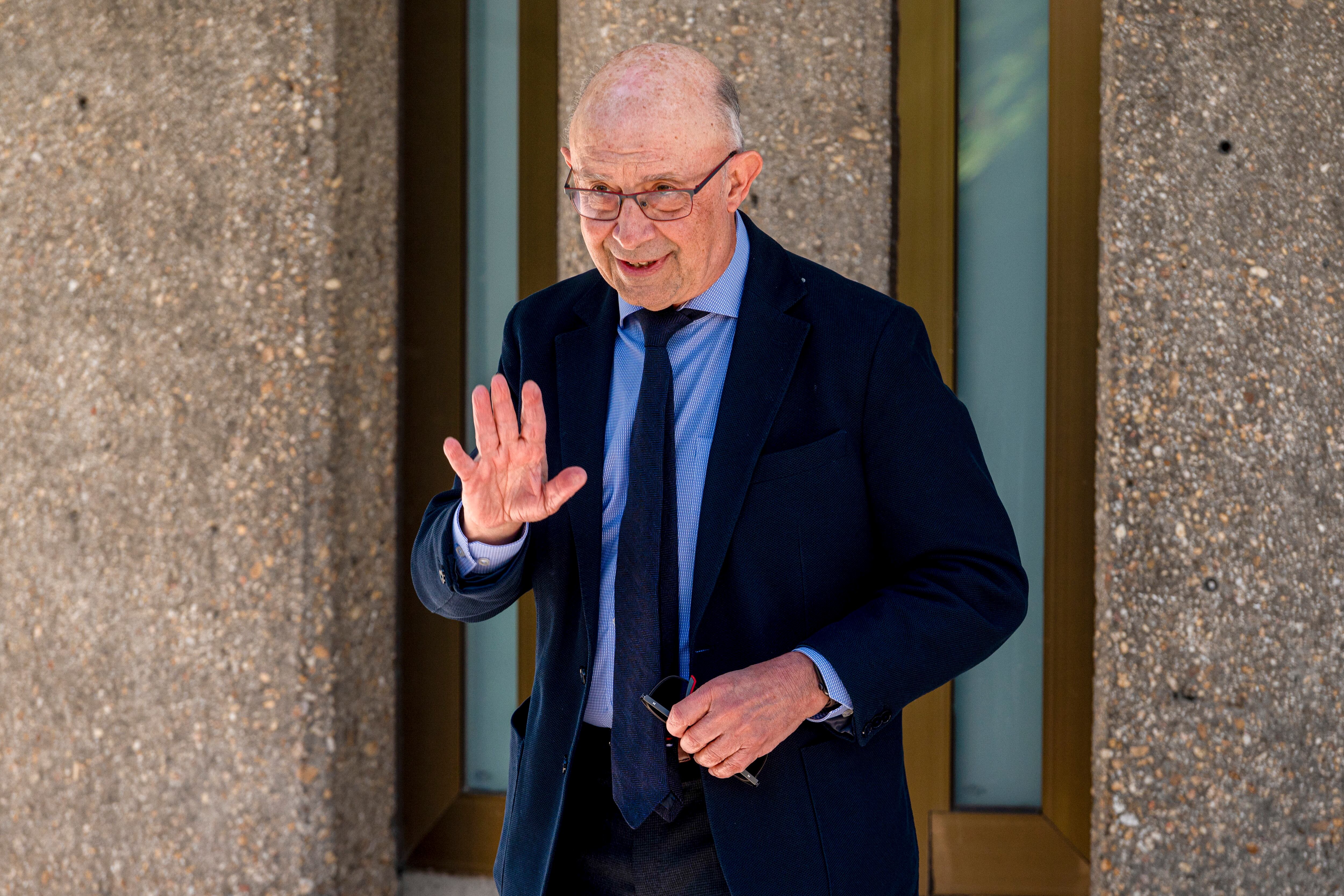 El exministro de Hacienda Cristóbal Montoro, a su llegada a la capilla ardiente del exministro del PP Josep Piqué