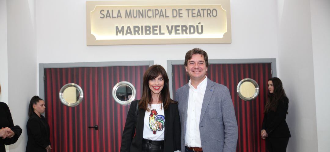 Maribel Verdú junto con el alcalde de Fuenlabrada en el teatro del centro cívico de La Serna que lleva su nombre.