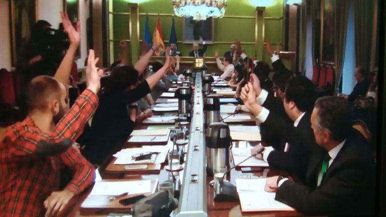 Momento de la votación con la que el pleno aprobó por unanimidad la limitación de las dietas de los concejales por asistir a los plenos.