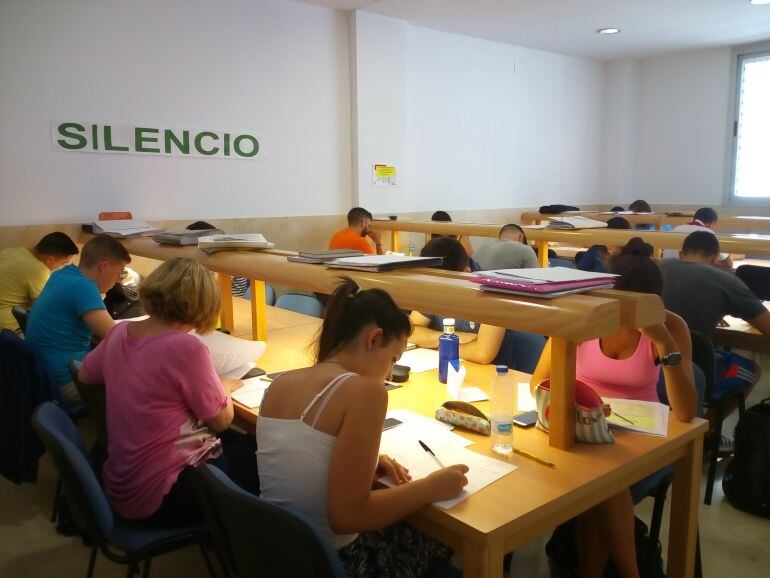 Estudiantes en la biblioteca Miguel Hernández de Armilla.