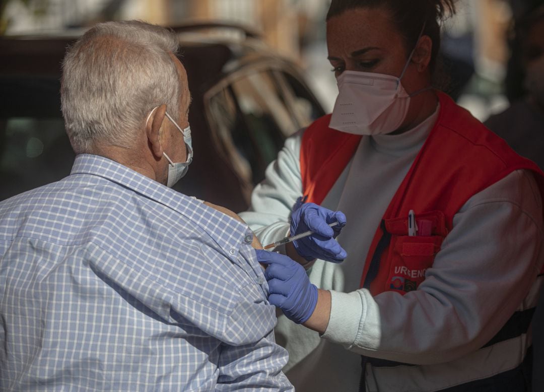 Un hombre recibe una dosis de la vacuna contra la COVID