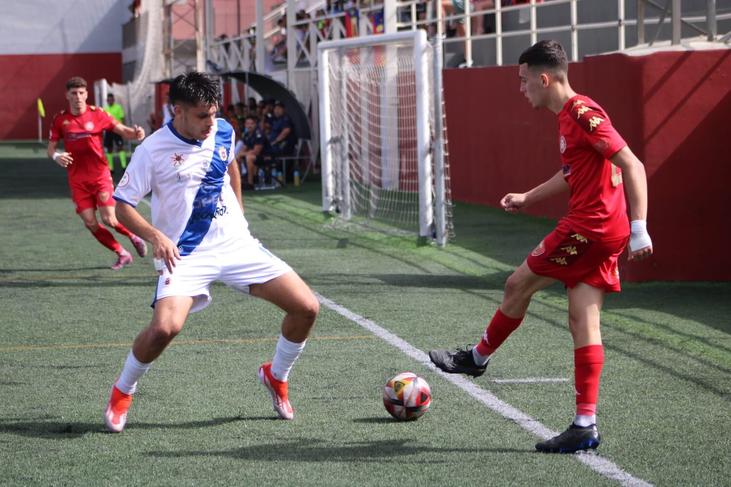 Disputa del balón en el CD Santa Úrsula-UD Lanzarote.