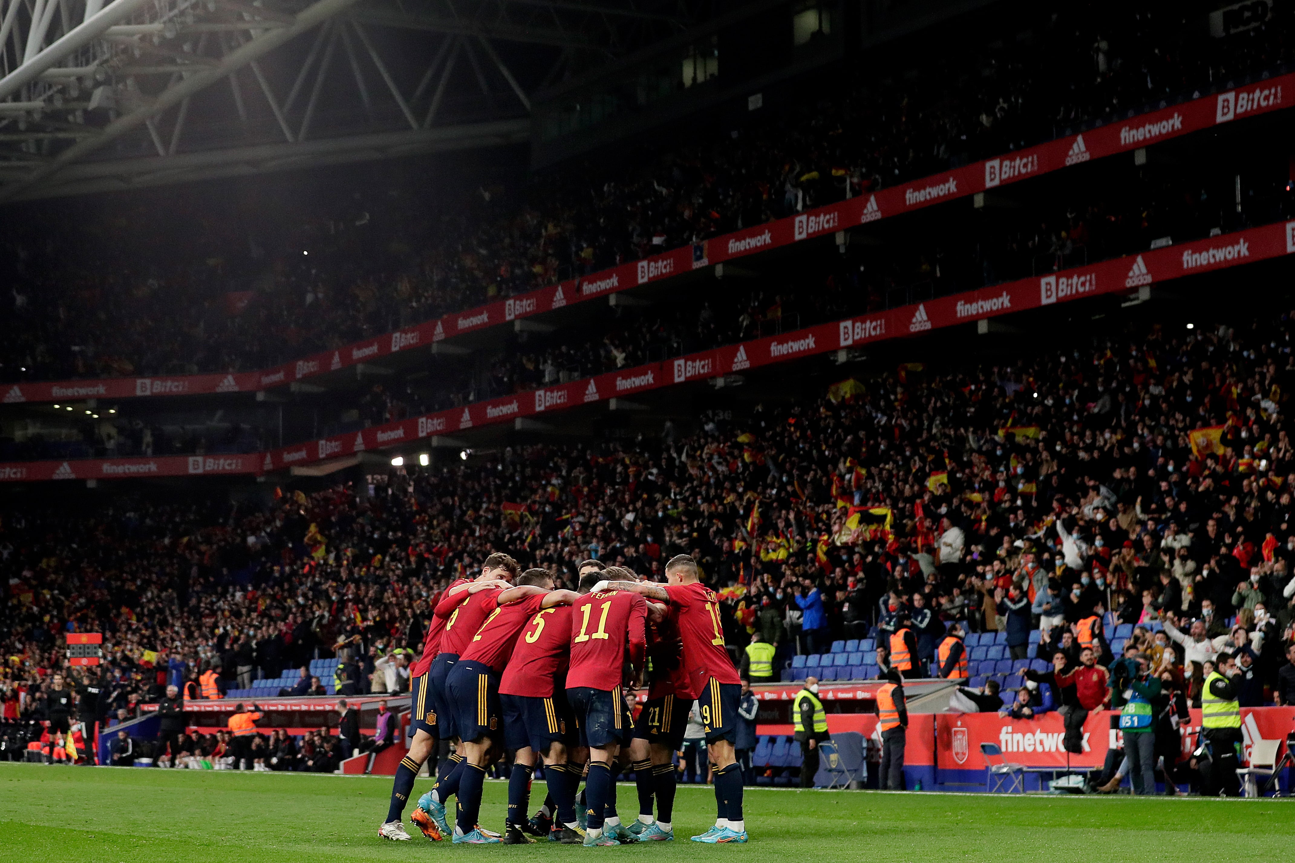 La selección española celebra el 2-1 definitivo, obra de Dani Olmo