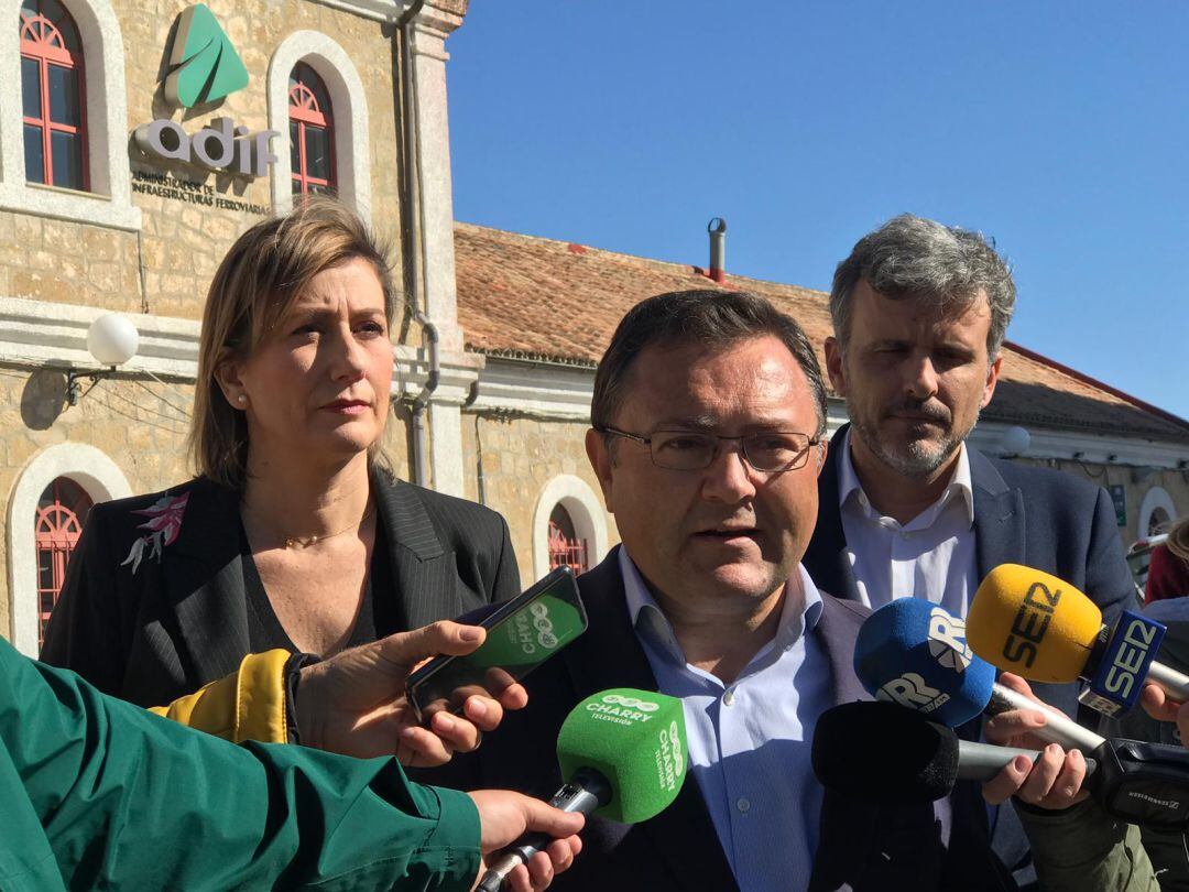 Los socialistas han presentado sus propuestas electorales a las puertas de la estación de tren