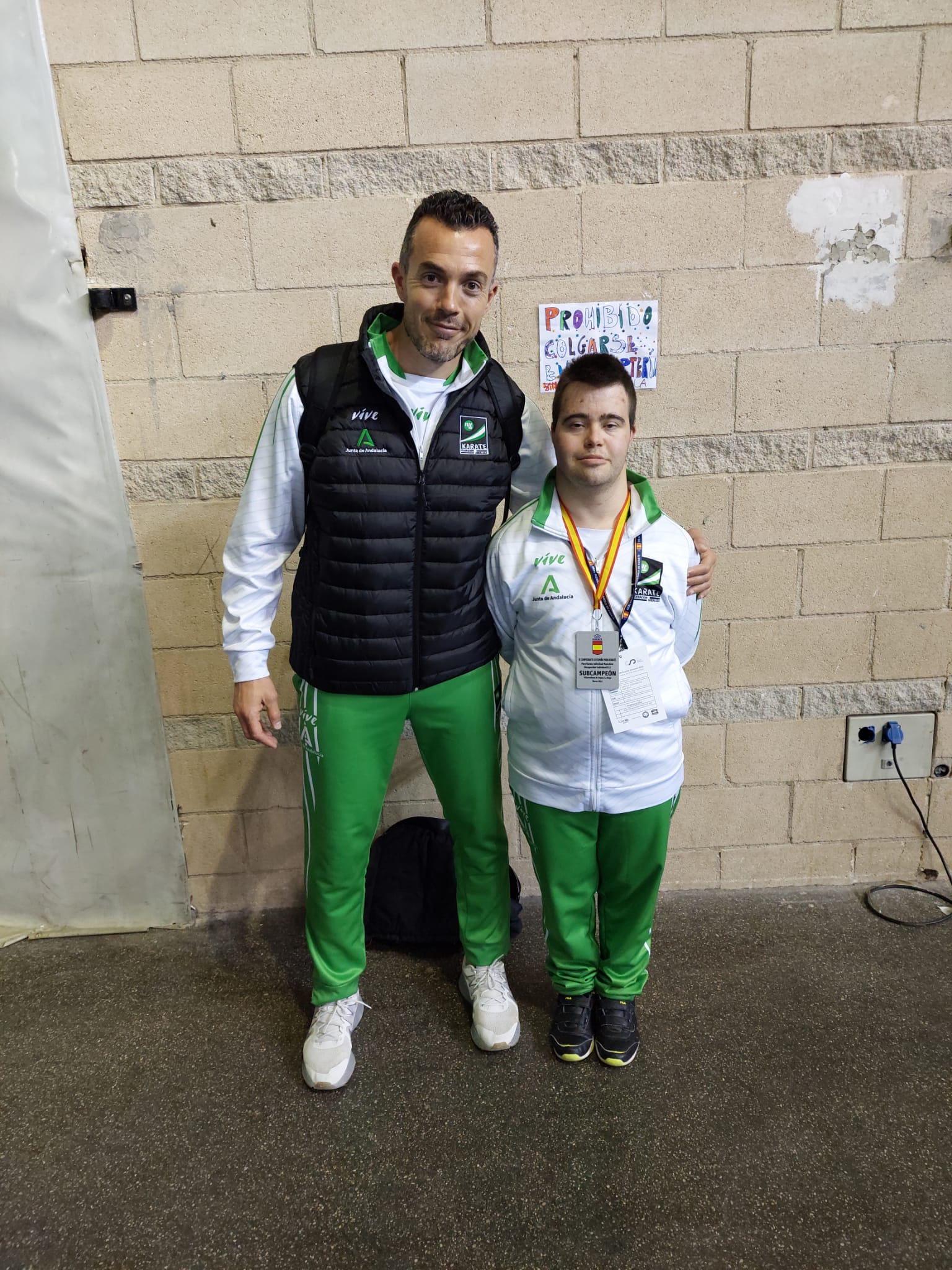 Antonio García junto a su profesor Sergio Pérez