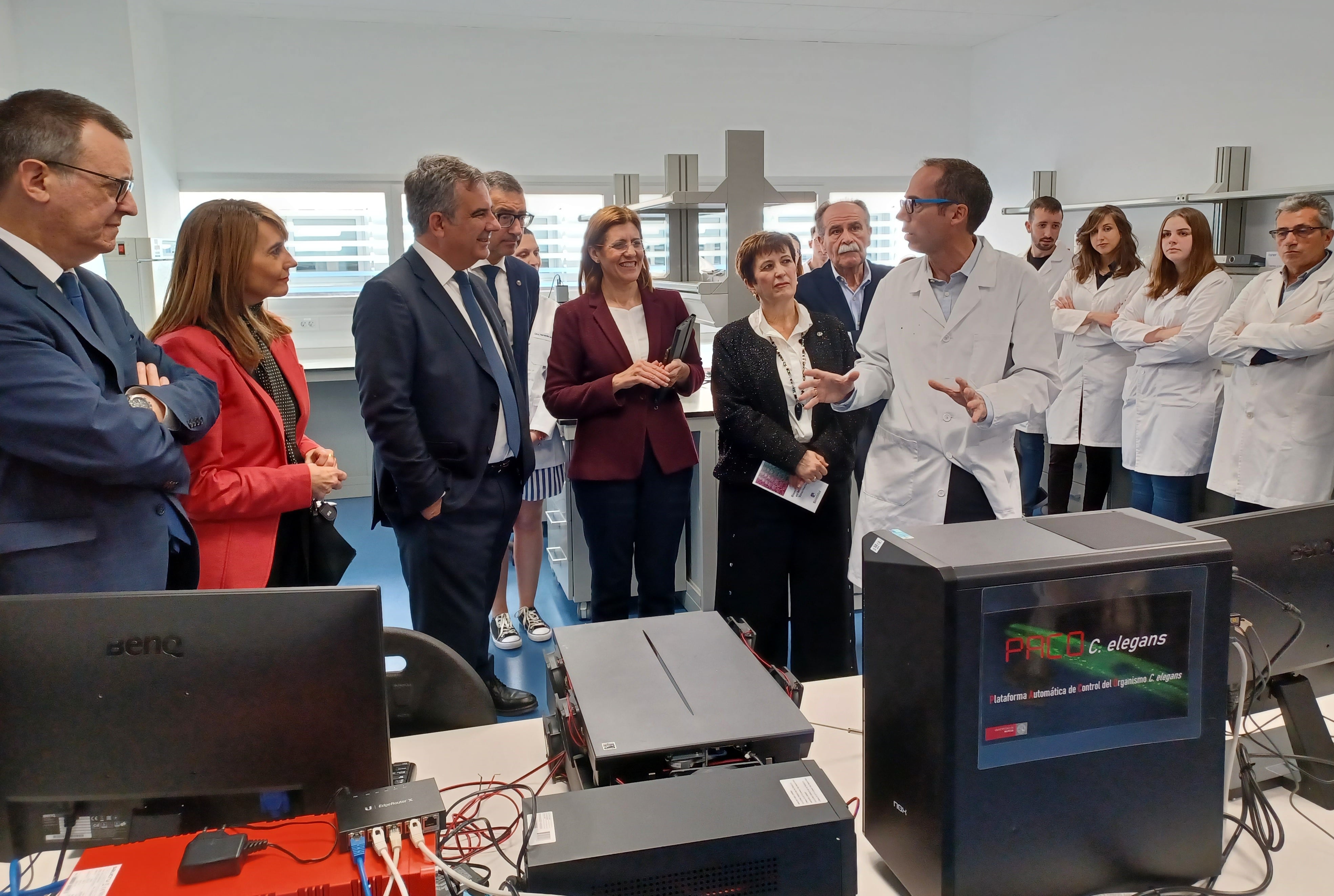 El consejero de Medio Ambiente, Mar Menor, Universidades e Investigación, Juan María Vázquez, en su visita al Laboratorio Pleiades/Vitalis.