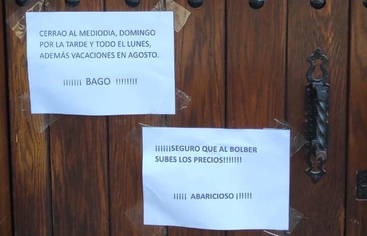 Carteles en la puerta del Bar El Caserio de Arrigorriaga criticando sus vacaciones.