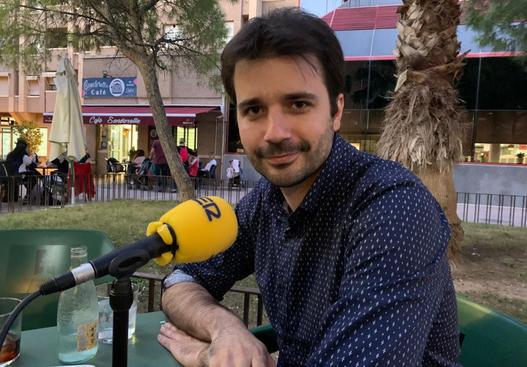 Javier Sánchez Serna, candidato de Unidas Podemos al Congreso de los Diputados por la Región de Murcia, durante la charla mantenida con Paco Sánchez.