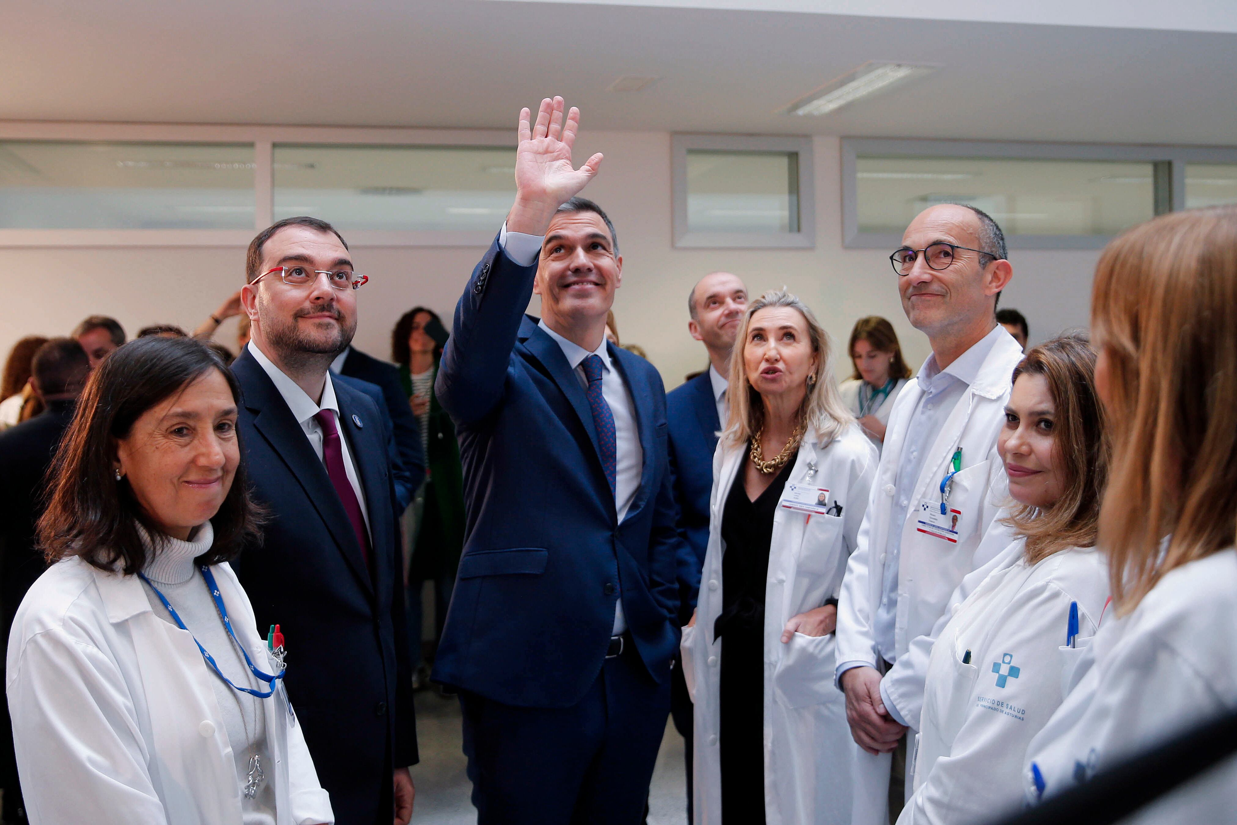 El presidente del Gobierno, Pedro Sánchez, acompañado por el jefe del Ejecutivo asturiano, Adrián Barbón, durante la visita el Hospital Universitario Central de Asturias (HUCA). EFE/ J.L.Cereijido