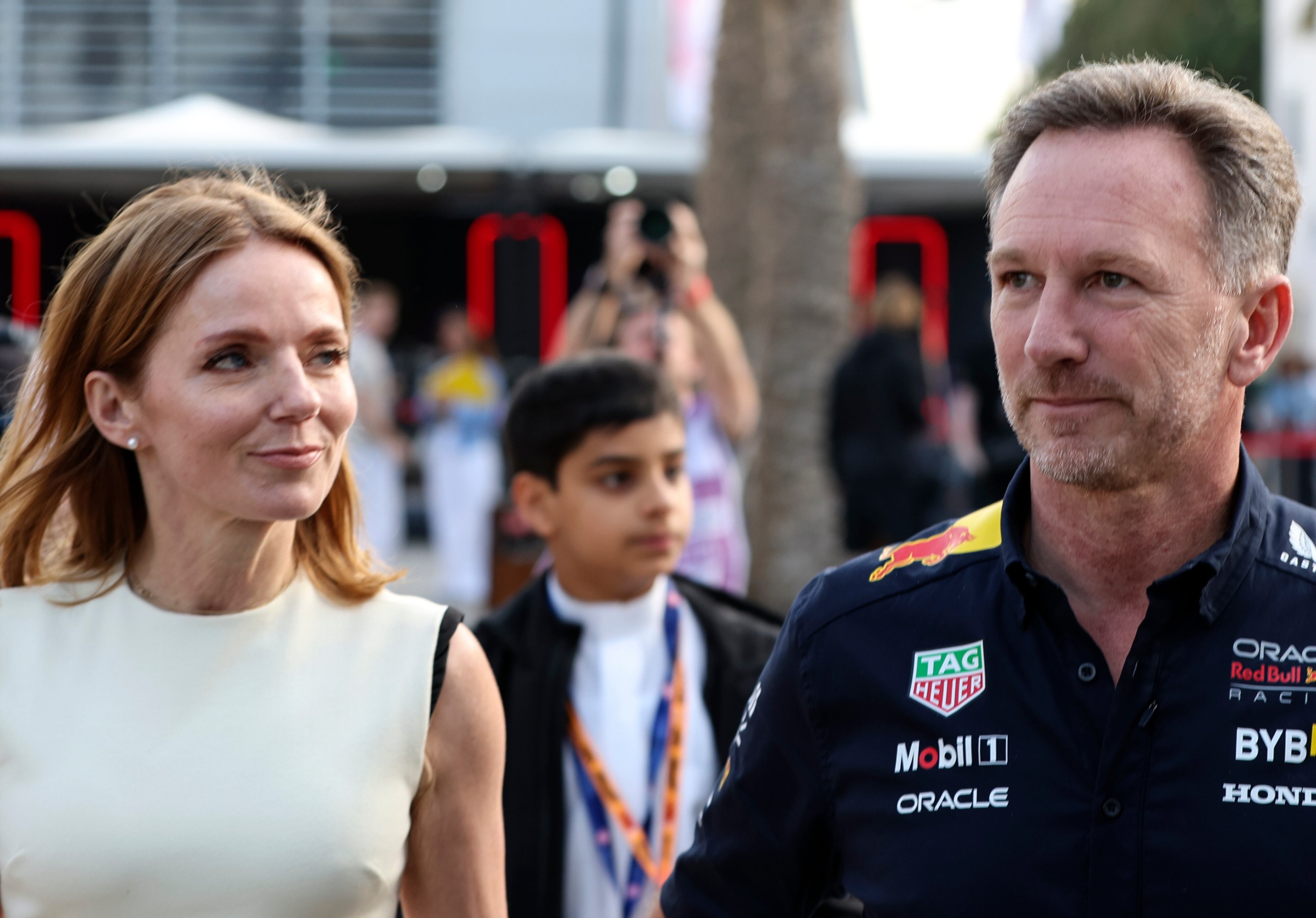 Christian Horner pasea justo a su mujer Geri Halliwell en el paddock del GP de Baréin