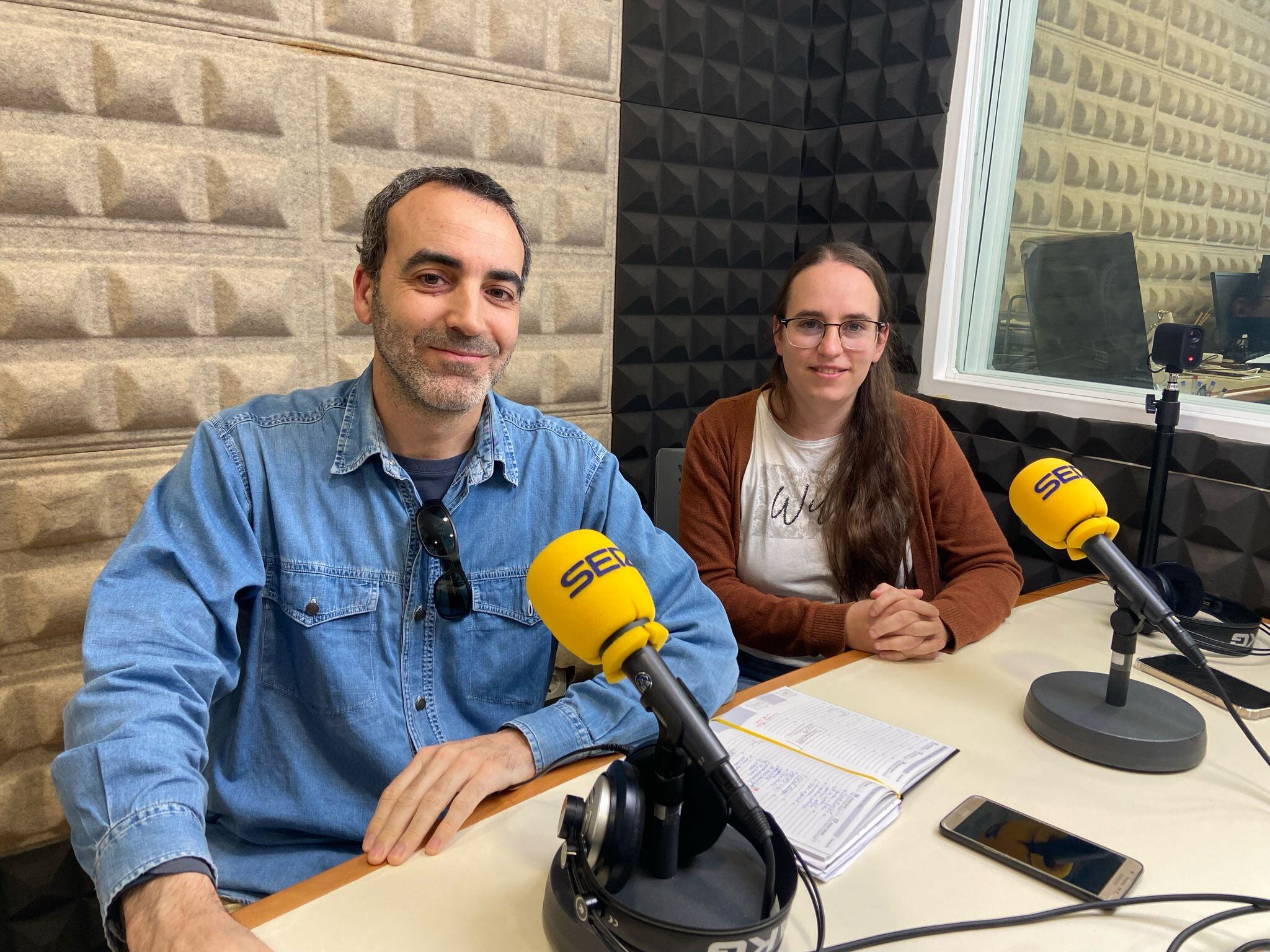 Miguel Guardado y Susana López de la Plataforma Morón con Palestina en su visita a los estudios de Radio Morón.