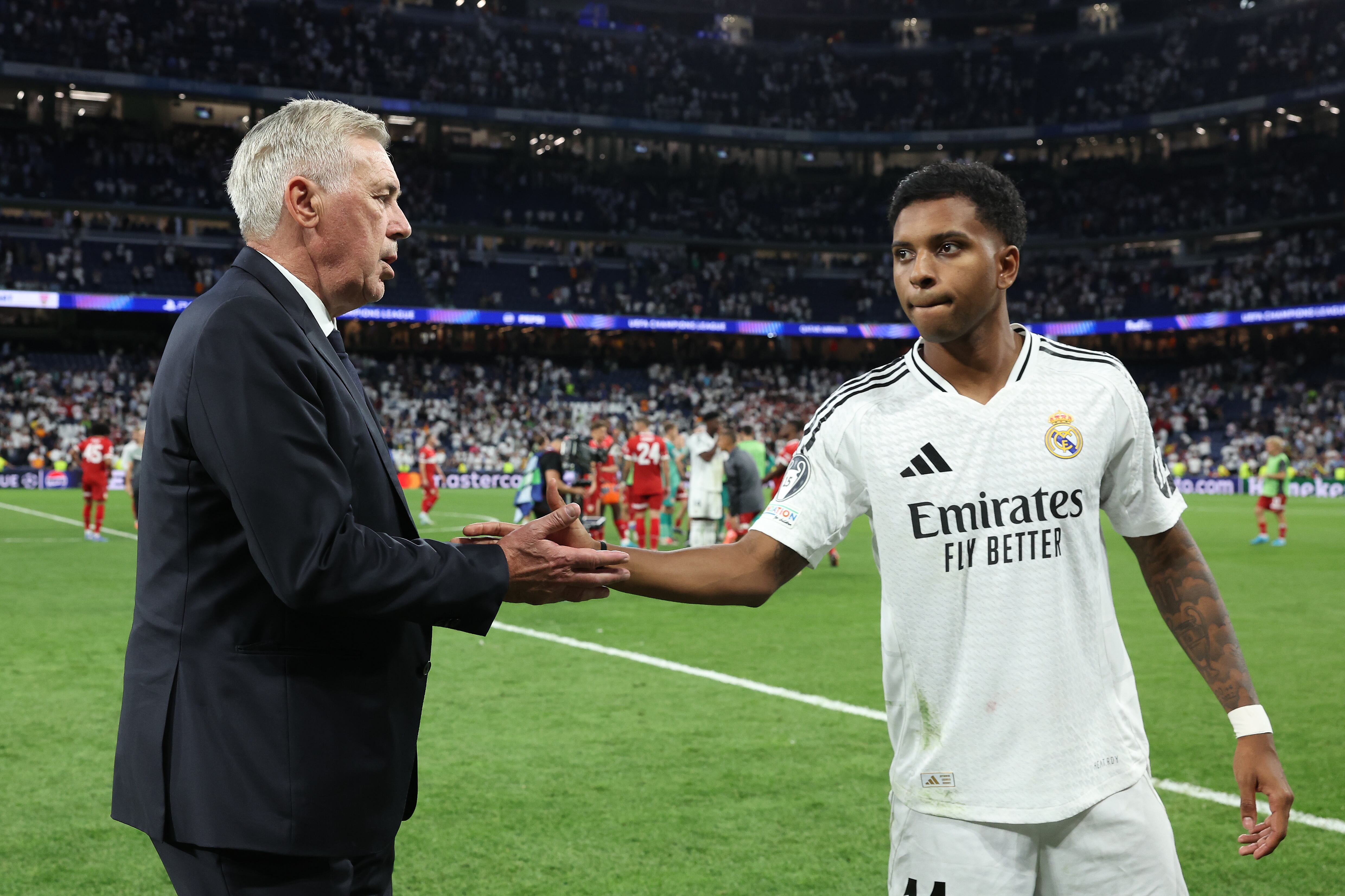 Saludo entre Carlo Ancelotti y Rodrygo Goes durante su etapa en el Real Madrid