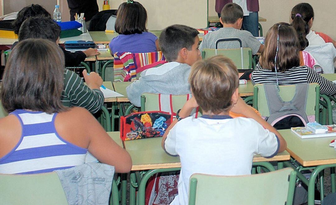 Aula en colegio, foto de archivo