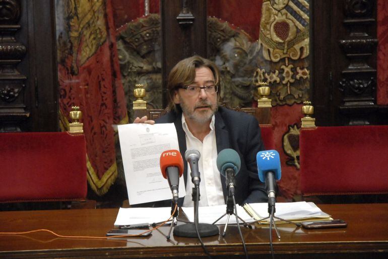 Rueda de prensa del concejal de Economía de Granada, Baldomero Oliver