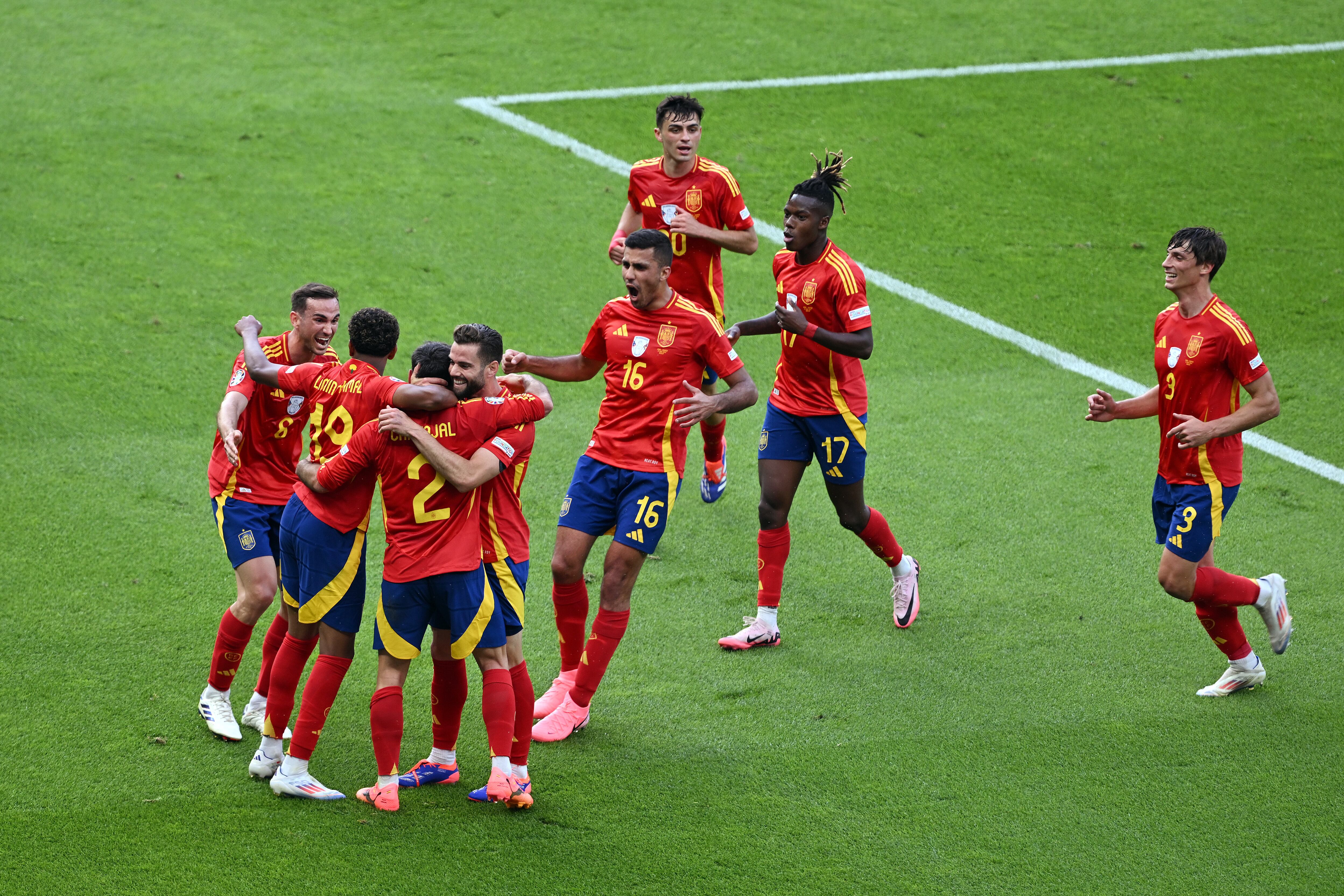 Varios jugadores de la Selección celebran el gol de Carvajal ante Croacia