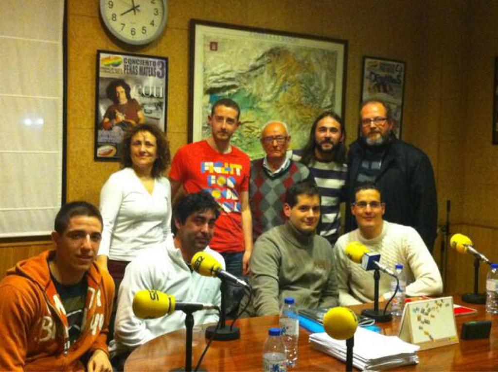 Jesús Torrecilla (abajo a la derecha) durante un programa de La Voz Nazarena en SER Cuenca