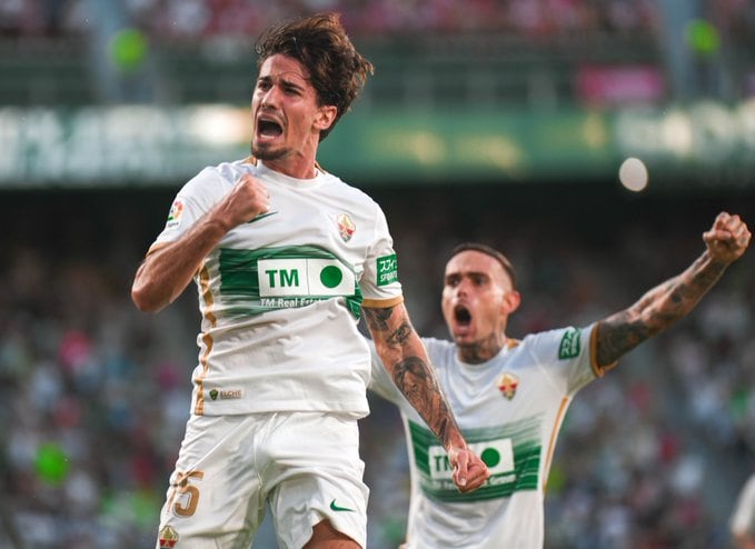 Álex Collado celebra su primer gol con el Elche; detrás su compañero Roger Martí