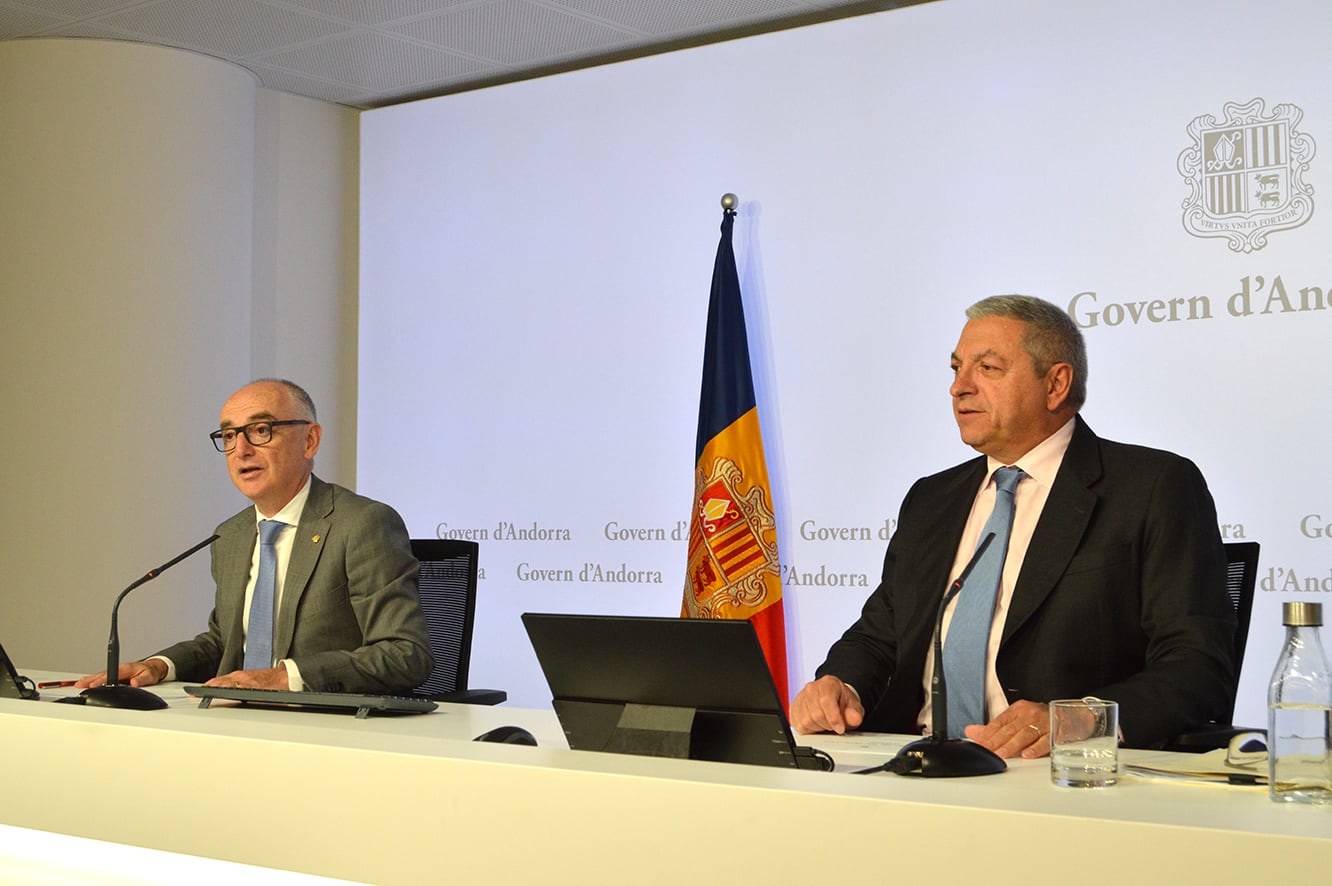 El ministre de Finances, Ramon Lladós, i el director del Consell Regulador Andorrà del Joc (CRAJ) Xavier Bardina durant la roda de premsa d'aquest divendres al matí per presentar el balanç anual d'activitat de l'ens.