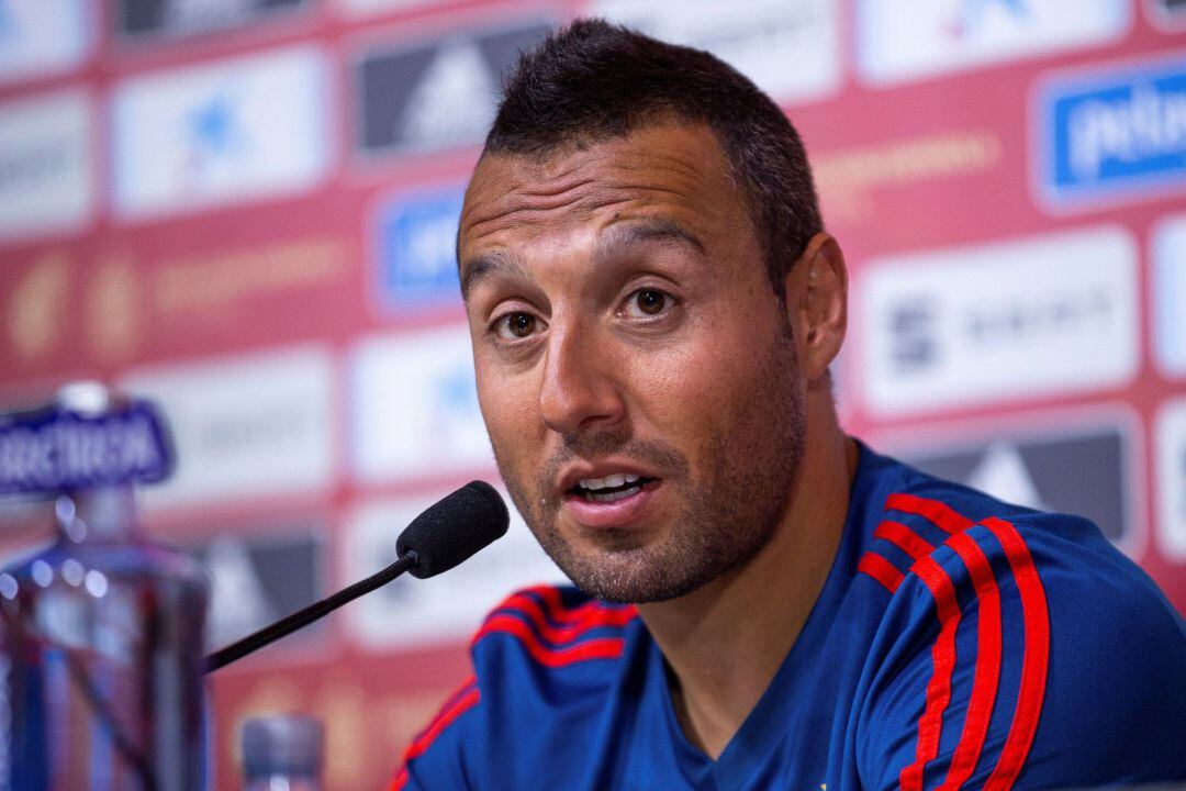 El jugador de la selección española de fútbol Santi Cazorla durante la rueda de prensa , esta mañana en la Ciudad del Fútbol de Las Rozas.