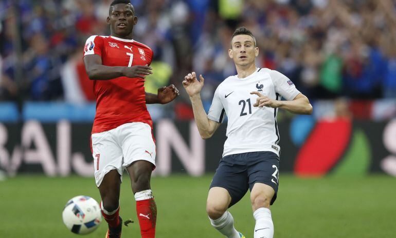 Laurent Koscielny (derecha), durante el partido entre Suiza y Francia.