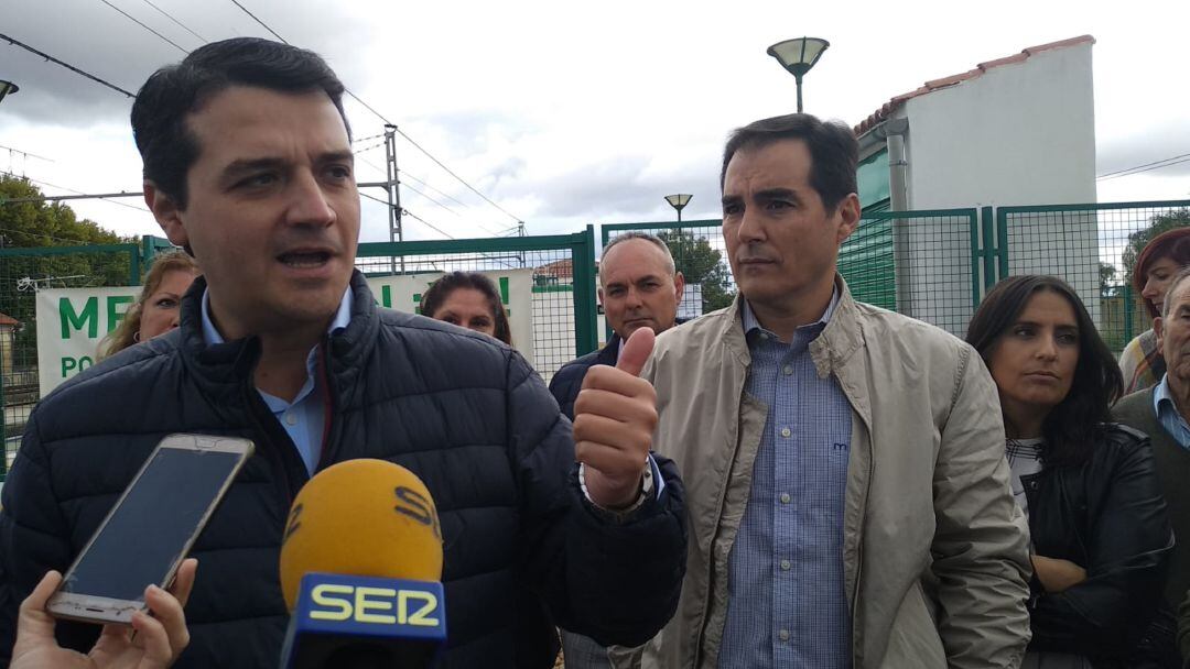 José María Bellido, José Antonio Nieto y miembros de la Plataforma Pro Metrotren en la Estación de Villarrubia