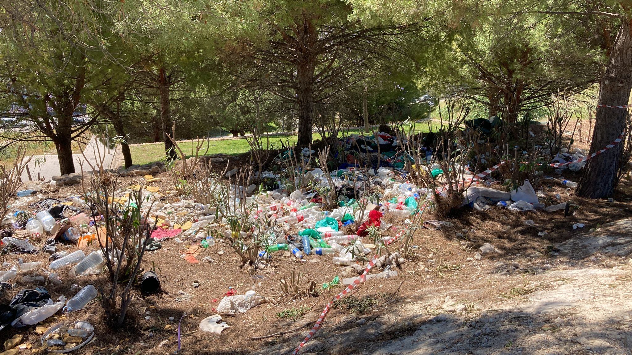 Acumulación de residuos, principalmente de plástico, en un solar de la calle Deportista Pitu Perramón