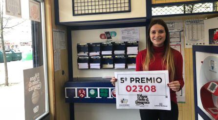 Oihane Pillar, de la administración número 63050 en San Jorge 1 Pamplona, donde se ha vendido un décimo del 2.308, un quinto premio