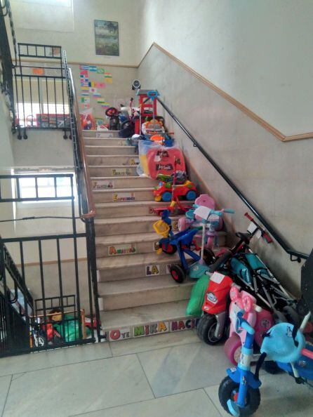 Regalos esperan en las escaleras a ser entregados