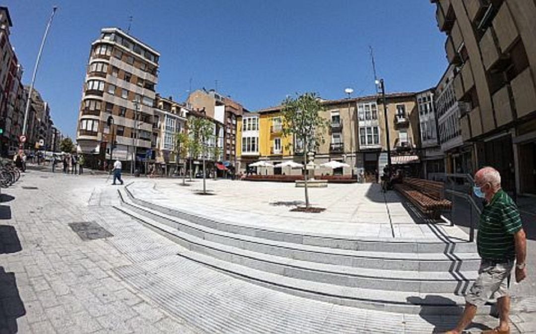 La reforma de la &#039;Plaza del Hospital&#039; o la Plaza de los Guardias, frente al Hospital de Santiago, ha sido una de las propuestas materializadas por el programa Mejorando Vitoria-Gasteiz Hobetuz