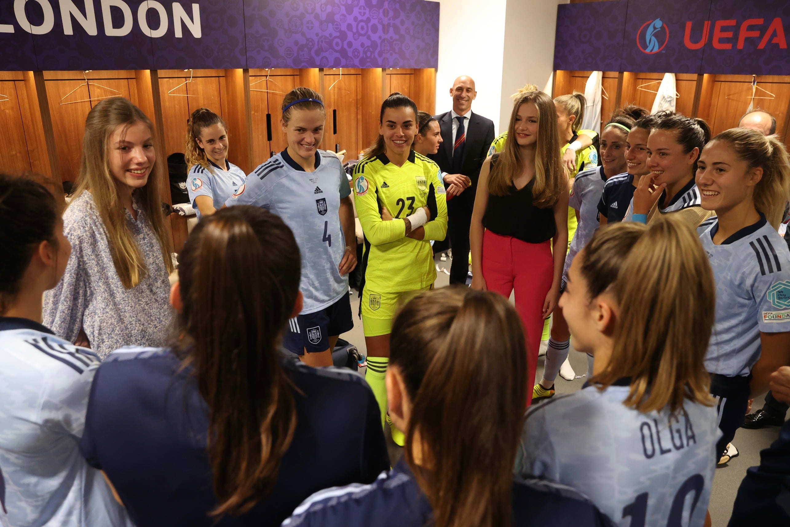 La infanta Sofía, junto a su hermana la princesa Leonor, junto a las jugadoras de la selección española femenina