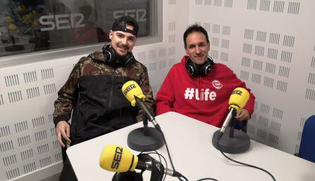 Manu Rivera, aka Dasel, a la izquierda, y Fermín López Nevado, o Cracksound, en los estudios de Radio Puertollano Cadena SER