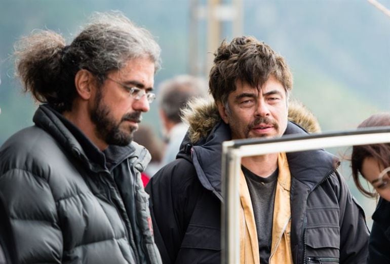 El directora de la película, Fernando León de Aranoa, y uno de los actores protagonistas, Benicio Del Toro.