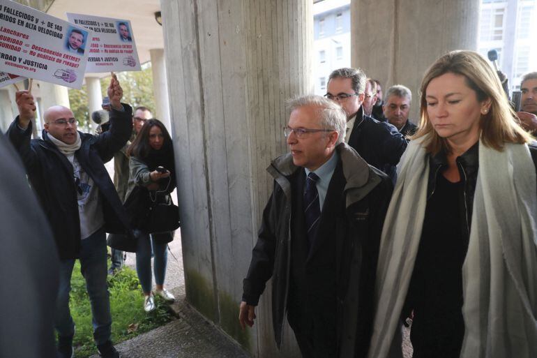 Antonio Lanchares a la entrada de los juzgados de Santiago