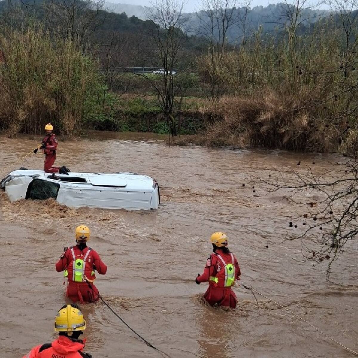Los servicios de emergencia localizan un cadáver en la zona donde desapareció un hombre arrastrado por la riada en Llinars del Vallès