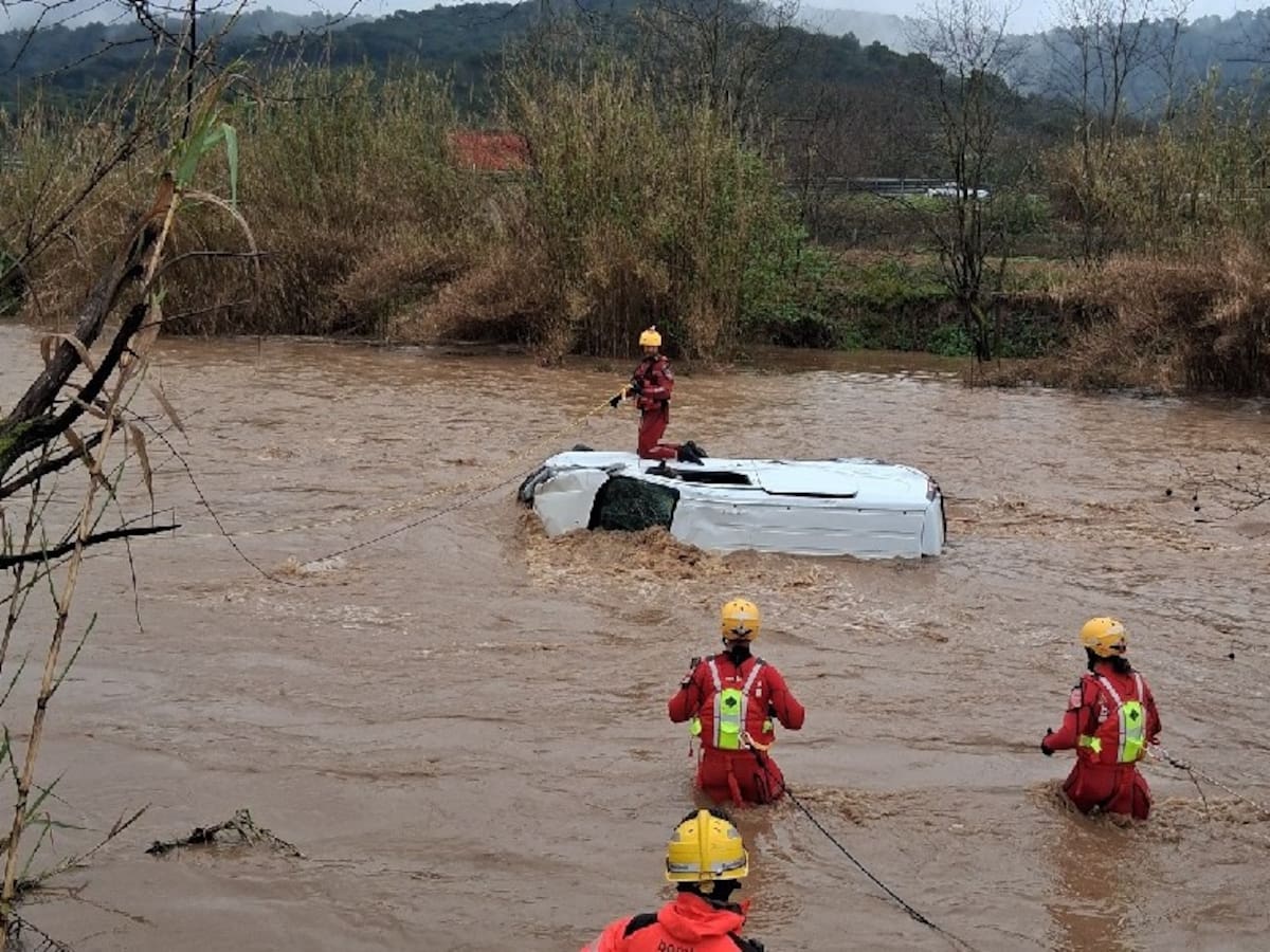 Los servicios de emergencia localizan un cadáver en la zona donde desapareció un hombre arrastrado por la riada en Llinars del Vallès