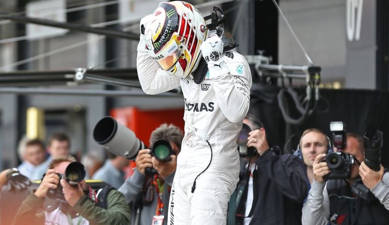 Hamilton logra la &#039;pole&#039; en Silverstone