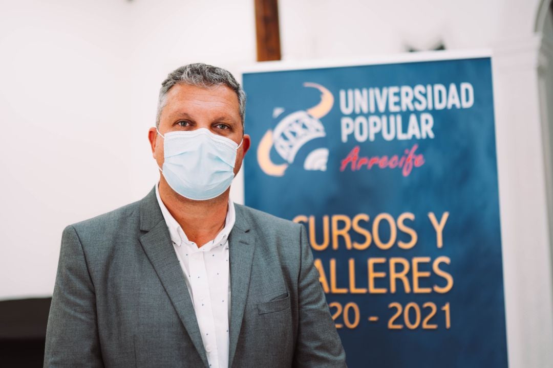 El concejal de Cultura de Arrecife, José Al­fredo Mendoza, durante la presentación de la Universidad Popular de la capital lanzaroteña.